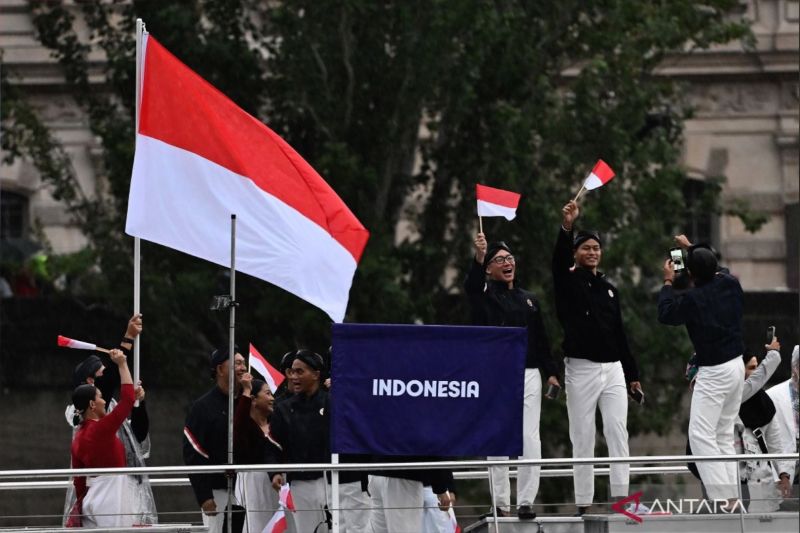 tim-indonesia-tampil-memukau-saat-defile-pembukaan-olimpiade-paris