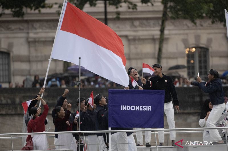 defile-kontingen-indonesia-di-atas-kapal-saat-pembukaan-olimpiade-paris-2024 