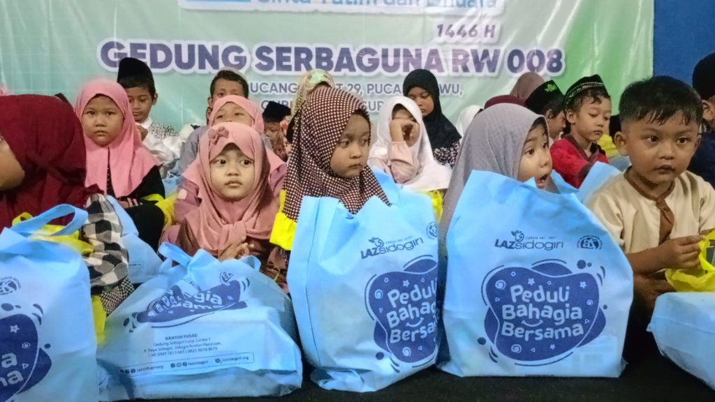 bahagia-muharram-iass-surabaya-tabur-senyum-bagi-anak-yatim