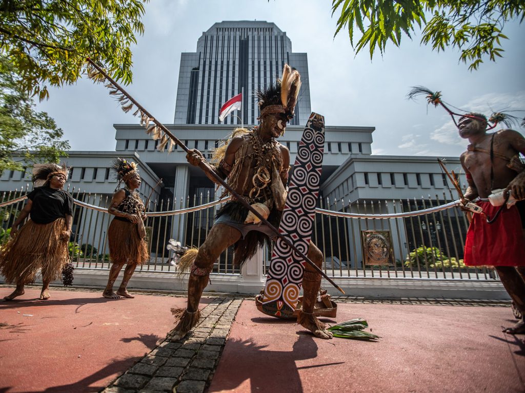 perjuangan-masyarakat-awyu-menyelamatkan-kehidupan:-menolak-melepas-hutan-adat-papua-untuk-perusahaan-sawit-–-project-multatuli