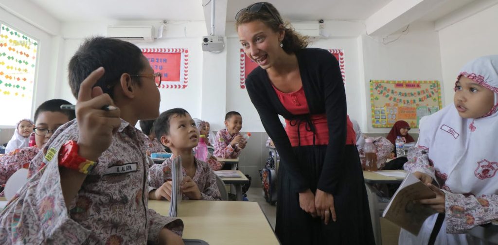 mengapa-paradigma-“native-speaker”-tidak-lagi-relevan-untuk-pendidikan-bahasa-inggris-di-indonesia