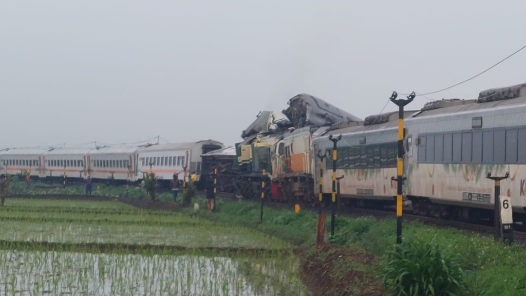 kesaksian-penumpang-jelang-‘adu-banteng’-ka-turangga-dan-commuter-line-bandung-raya