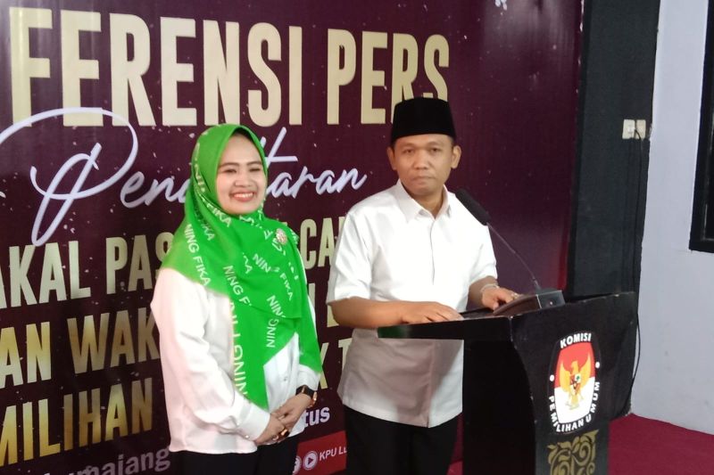 kpu-lumajang-terima-thoriq-fika-mendaftar-dengan-dukungan-enam-parpol