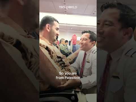 Indonesian pilot greets Palestinian passenger on plane