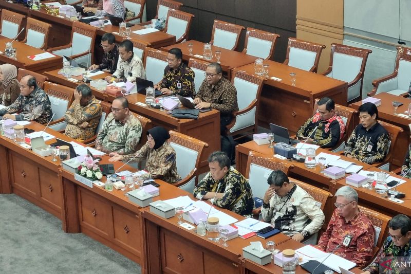 jawab-dpr,-mensos-siap-bantu-kelas-menengah-yang-turun-kelas