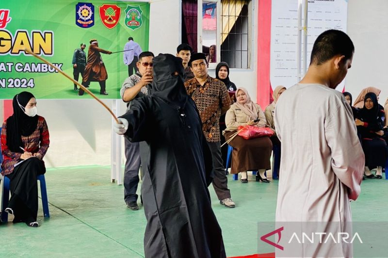 sembilan-terpidana-judi-online-di-aceh-barat-dihukum-cambuk