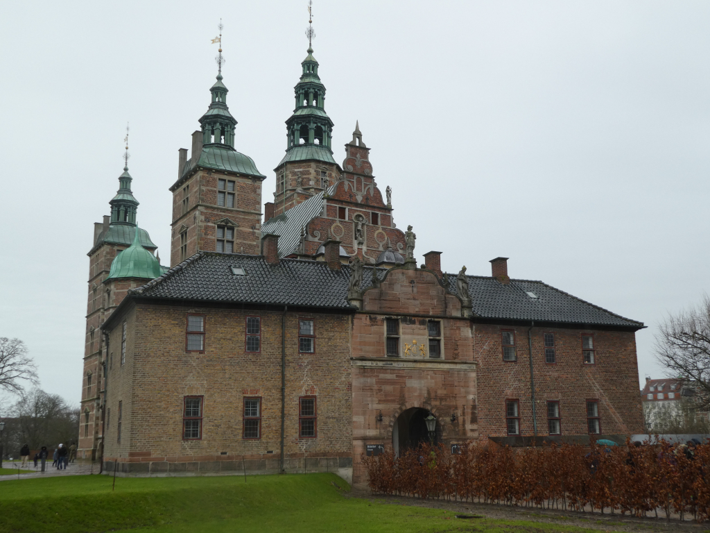 the-little-mermaid-and-rosenborg-castle,-copenhagen