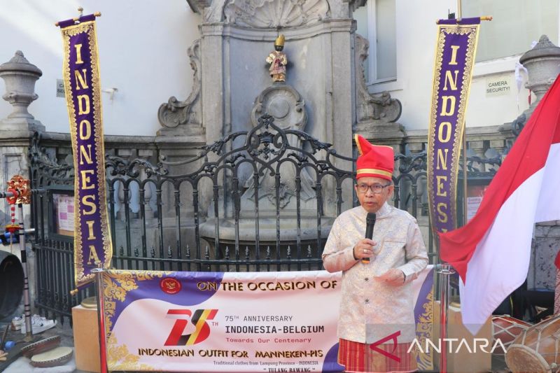 baju-adat-lampung-menghiasi-patung-ikon-belgia-mannekan-pis