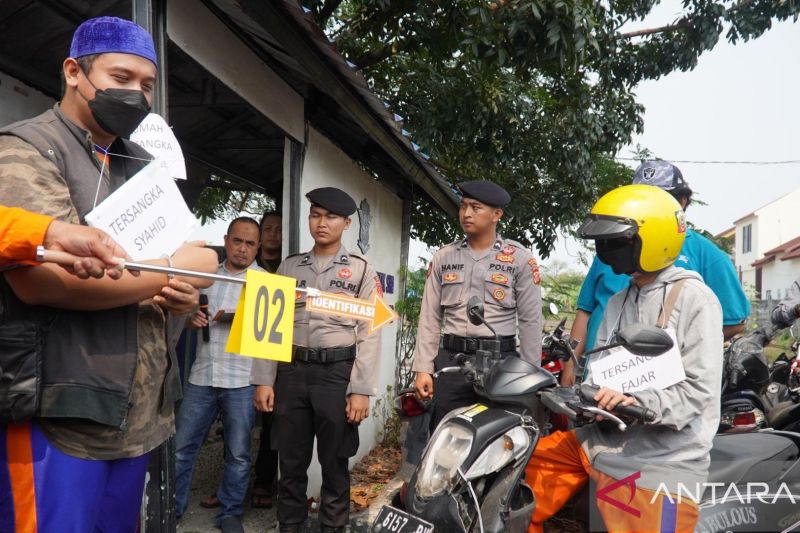 polres-karawang-rekonstruksi-kasus-penganiayaan-rombongan-kiai-nu