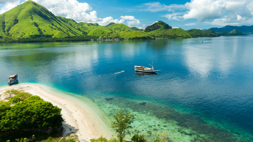 jangan-bingung,-ini-5-tempat-indah-di-sekitar-labuan-bajo-untuk-liburan-akhir-tahun!