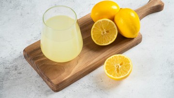 bolehkah-minum-air-lemon-setiap-hari?-ini-aturan-aman-dan-cara-konsumsinya-yang-benar!