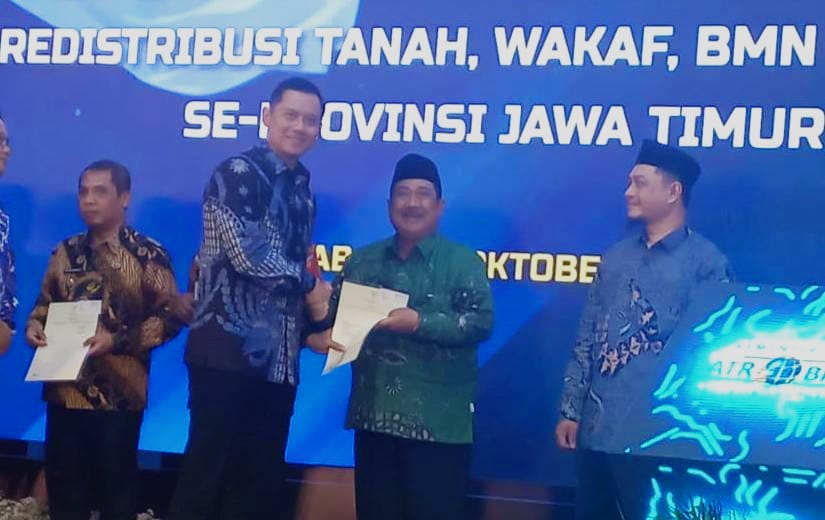 menteri-ahy-serahkan-sertifikat-tanah-gedung-‘resolusi-jihad’-bubutan