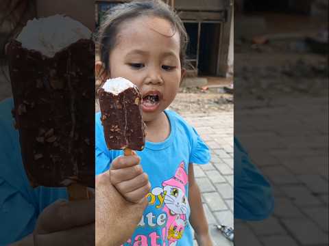 Gisna makan es krim coklat#shorts#vlog