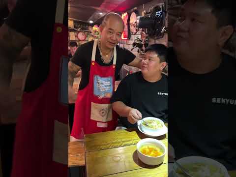 Kedatangan Food Blogger Daddy Kuliner Makan di Bakmie Loncat