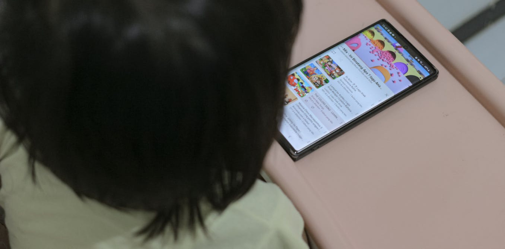 anak-gampang-tantrum-akibat-sering-nonton-video-pendek:-ternyata-fungsi-otak-terganggu