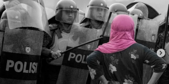 ‘Kasar’ dan ‘Agresif’, Manipulasi Bahasa Perempuan dari Masa Gerwani Sampai Ibu Ana ‘Brave Pink’