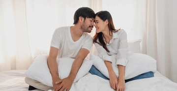 mengenal-posisi-seks-scissoring-dalam-berhubungan-intim-dari-tips-melakukan-hingga-risikonya
