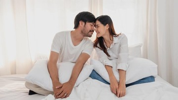 mengenal-posisi-seks-scissoring-dalam-berhubungan-intim-dari-tips-melakukan-hingga-risikonya