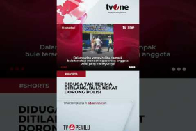 Viral! Aksi Bule Dorong Polisi Gegara Tak Terima Ditilang #shorts #tvone #news