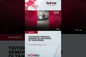 Aksi Tiktokers Perbaiki Jalan Rusak Pakai Uang Pribadi #shorts #tvone #news