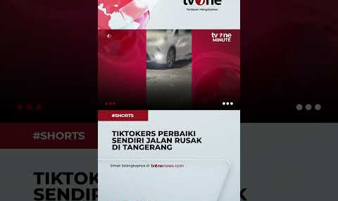 Aksi Tiktokers Perbaiki Jalan Rusak Pakai Uang Pribadi #shorts #tvone #news