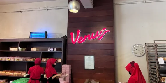 Jangan Bilang Pernah ke Bogor Kalau Belum Cicip Roti Unyil Venus