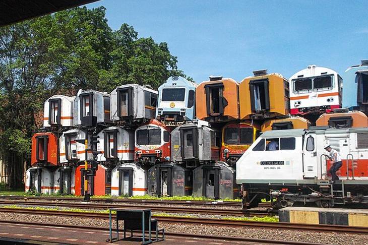 stasiun-purwakarta,-warisan-kolonial-yang-punya-kuburan-untuk-persemayaman-kereta-api-tua