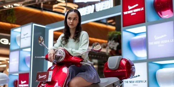 vespa-officina-8:-skuter-artistik-dengan-warna-eksklusif