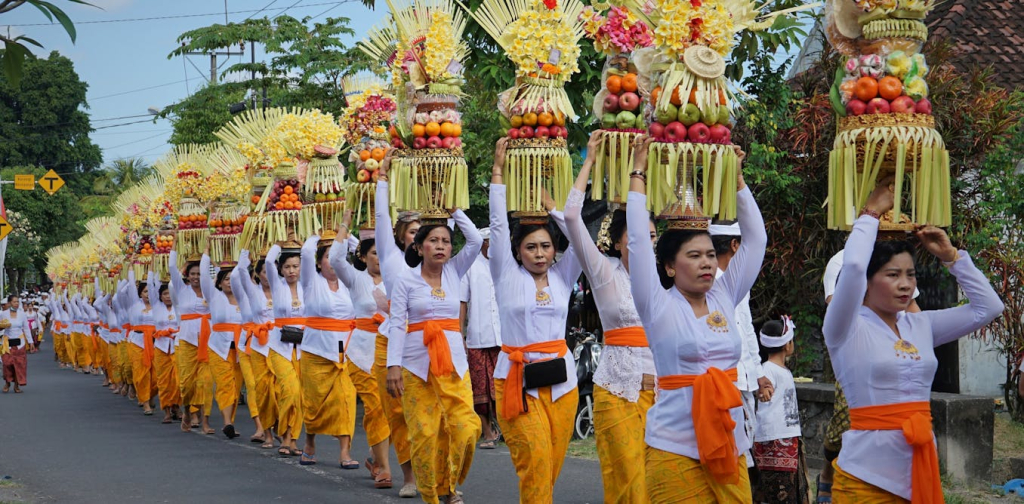 sakti-perempuan-bali:-kekuatan-penopang-pariwisata-yang-terabaikan