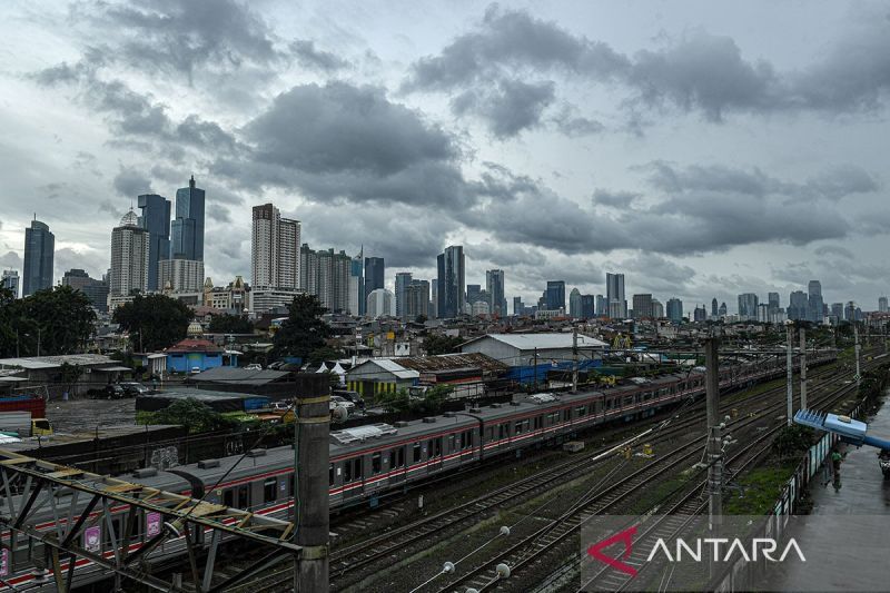 bmkg-prakirakan-cuaca-di-sebagian-besar-kota-berawan-tebal-pada-kamis