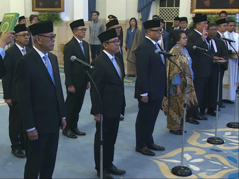 prabowo-lantik-sejumlah-pejabat-di-istana-negara,-mulai-wamen,-dubes,-hingga-gubernur-papua