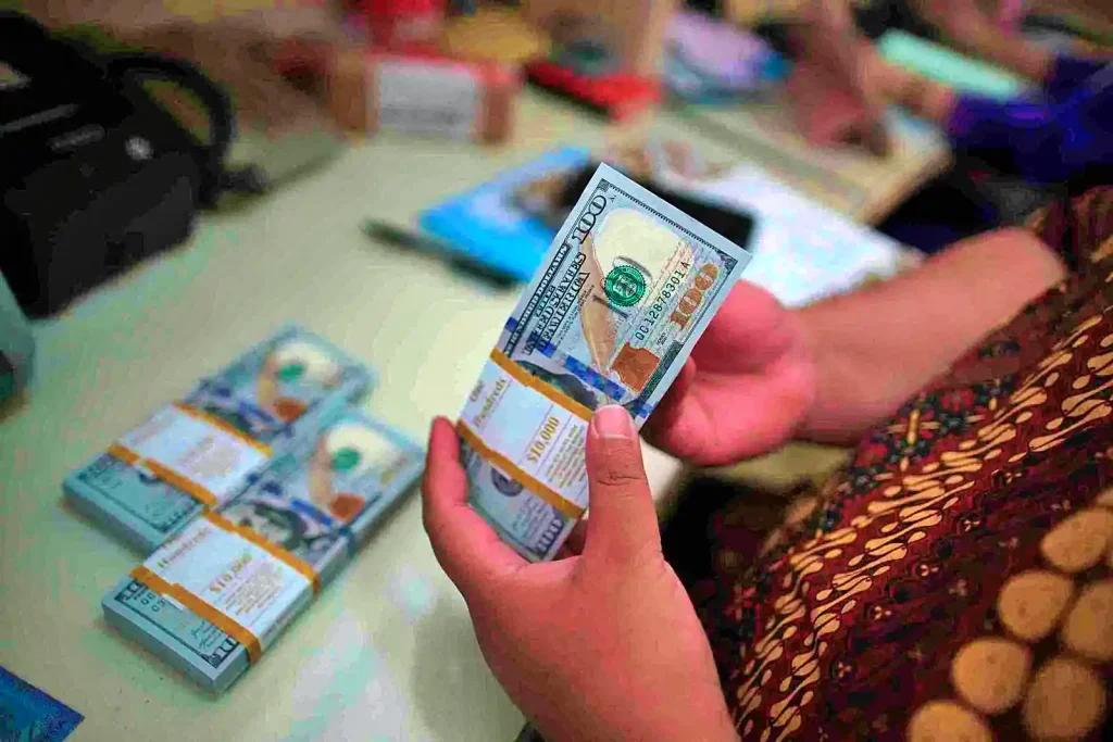 dolar-as-bangkit,-yen-dan-euro-terus-tergelincir