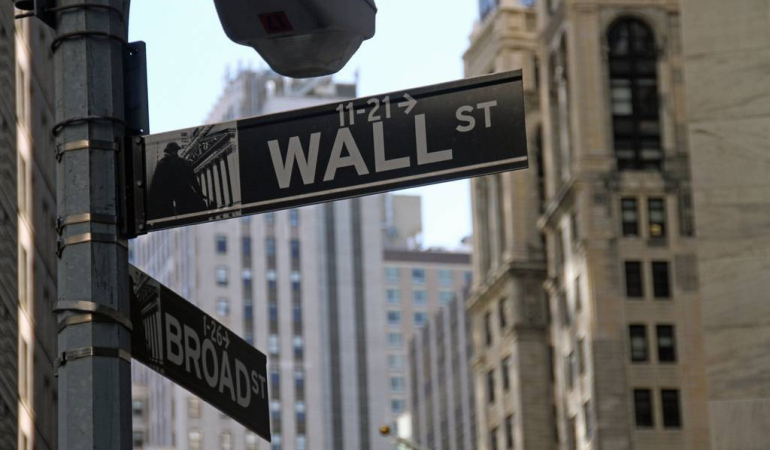 wall-street-berakhir-di-zona-merah:-pasar-tahan-napas-jelang-laporan-kuartal-iii