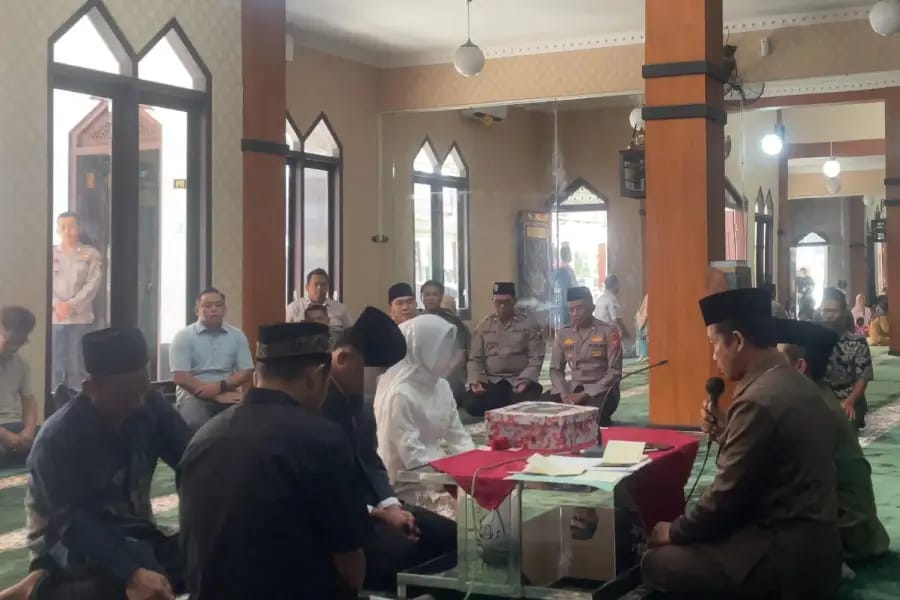 ijab-kabul-di-balik-jeruji-besi:-tahanan-narkoba-blitar-nikah,-kapolres-jadi-saksi