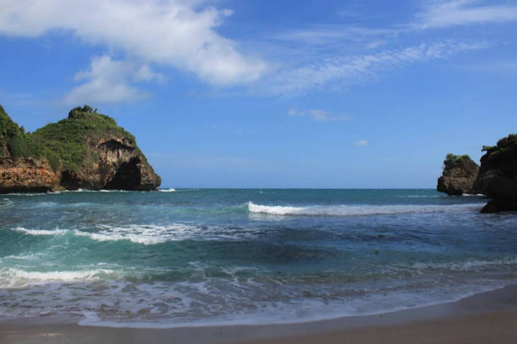 pantai-krokoh-gunungkidul,-eloknya-karang-dan-pasir-putih-di-selatan-jogja