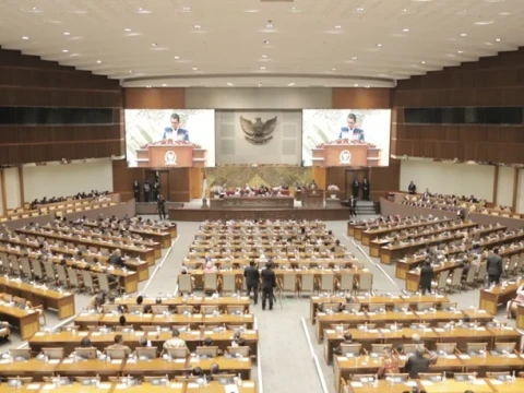 sebut-mulan-jameela-hingga-ahmad-dhani,-pemohon-di-mk-sorot-minimnya-kompetensi-anggota-dpr