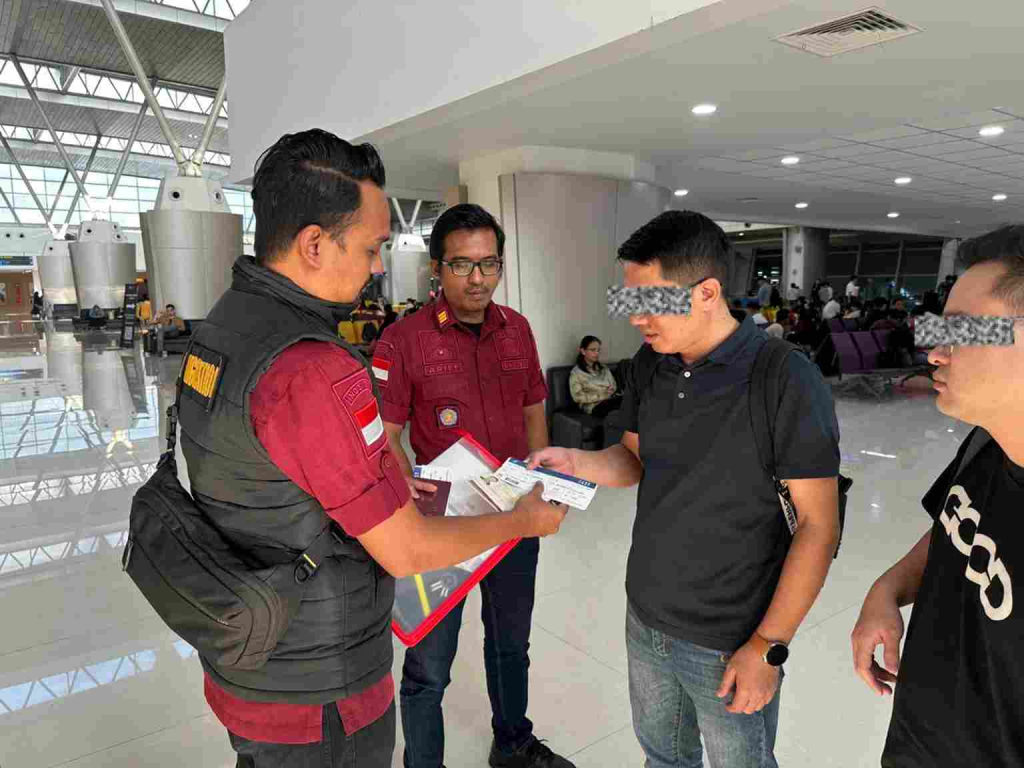 langgar-aturan-keimigrasian,-dua-tka-asal-tiongkok-dideportasi-dari-kediri