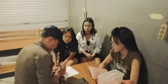 Satpol PP Gresik Amankan Pramusaji Tanpa Identitas dan Puluhan Botol Miras