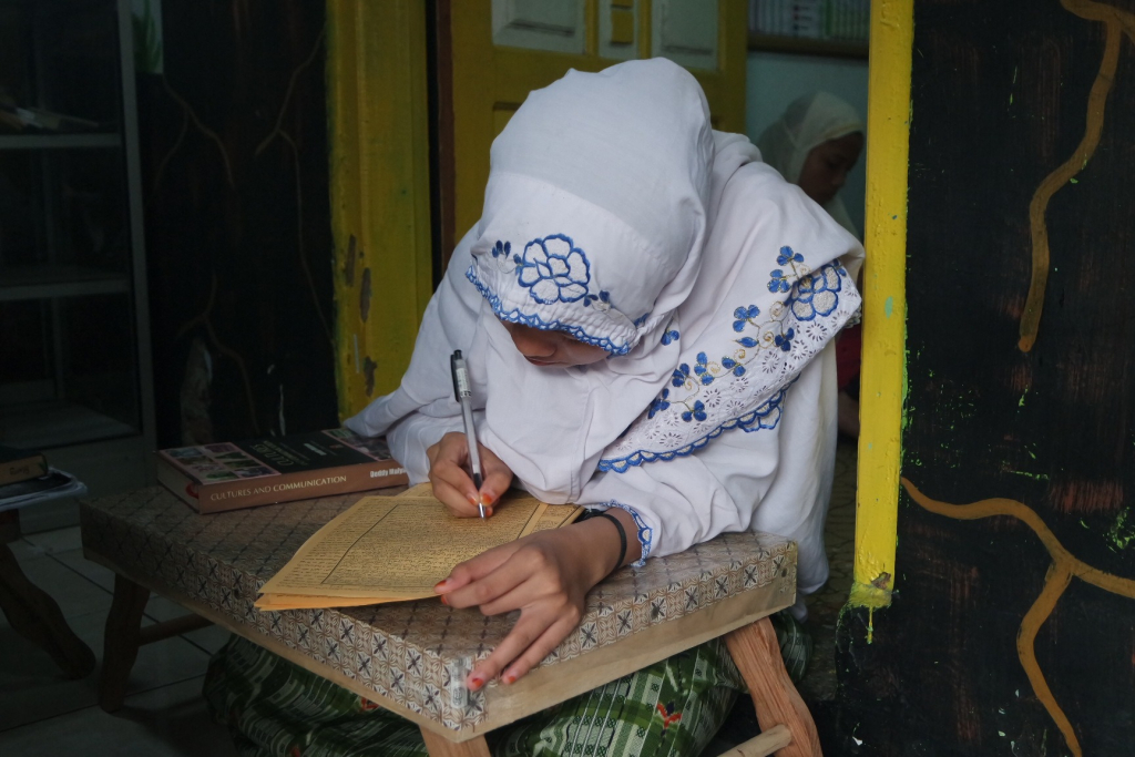 mitos-feodalisme-pesantren:-kritik-atas-framing-media-dan-komentar-negatif-netizen