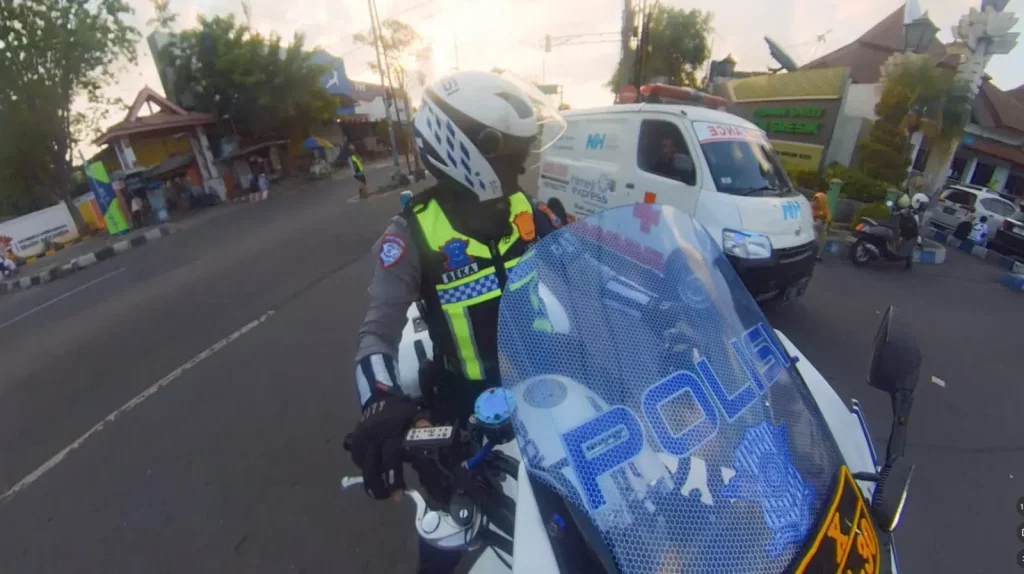 aksi-heroik-polantas-gresik-kawal-mobil-ambulans-sirine-mati-bawa-pasien-kritis