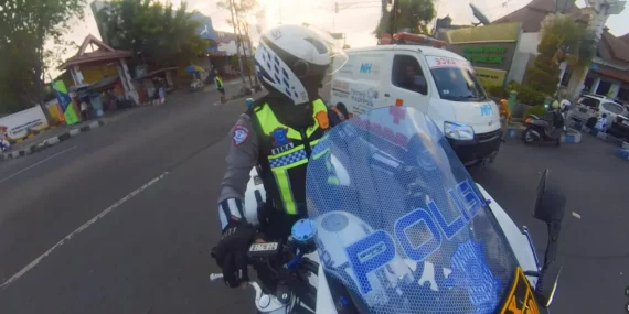 Aksi Heroik Polantas Gresik Kawal Mobil Ambulans Sirine Mati Bawa Pasien Kritis