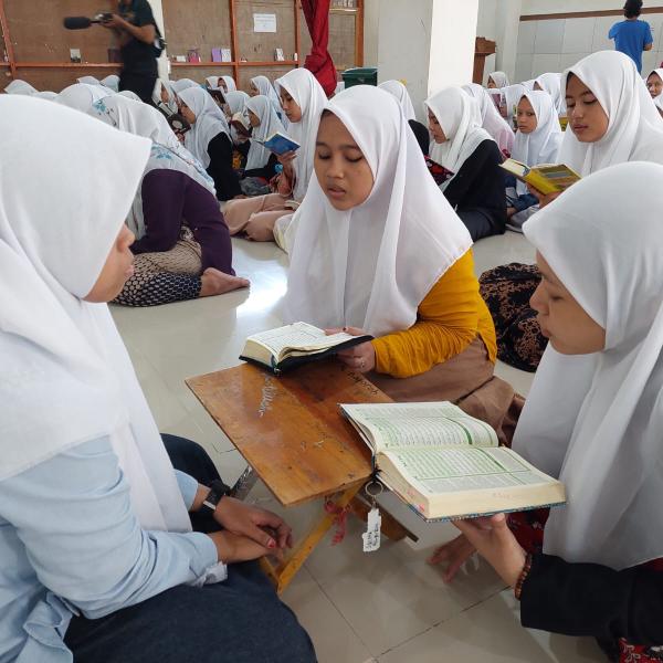 asal-usul-pesantren:-anak-sungai-dari-tradisi-keraton