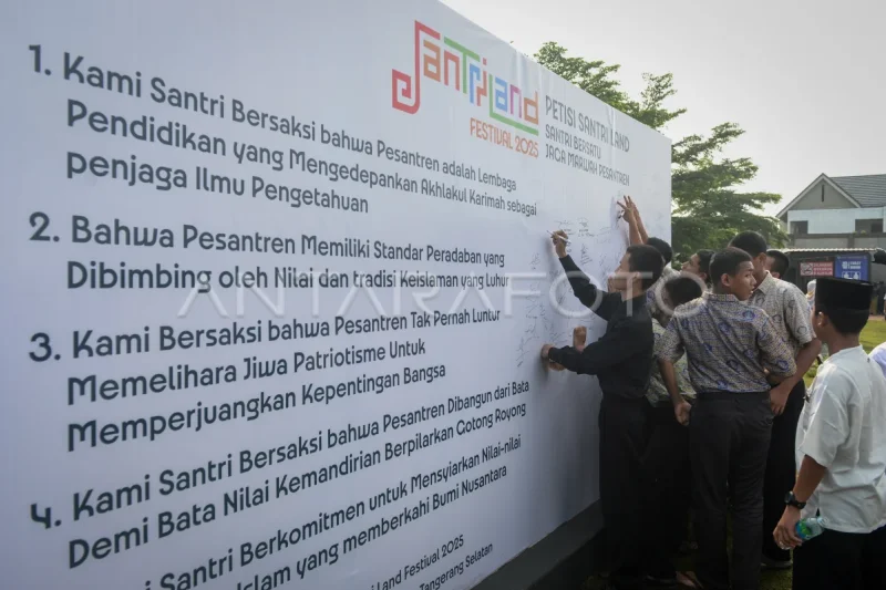 ribuan-santri-sepakati-petisi-bangun-negeri-dalam-santri-land-festival