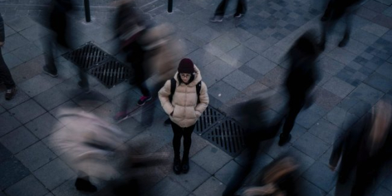 “lonely-in-the-crowd:-ramai-di-dunia-maya,-sepi-di-dunia-nyata”