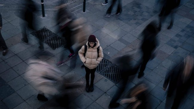 “lonely-in-the-crowd:-ramai-di-dunia-maya,-sepi-di-dunia-nyata”