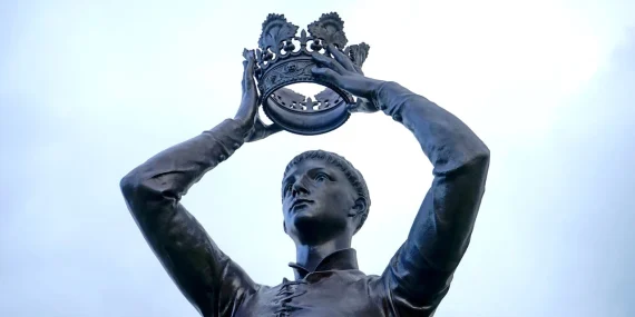 Tuhan Simbolik dan Logika Kekuasaan