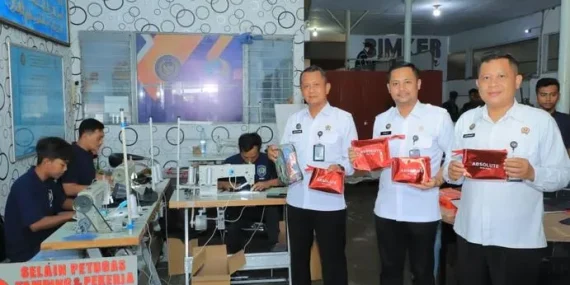 Dari Jeruji Besi, Warga Binaan Lapas Blitar Garap Ribuan Yearbook dan Kalender