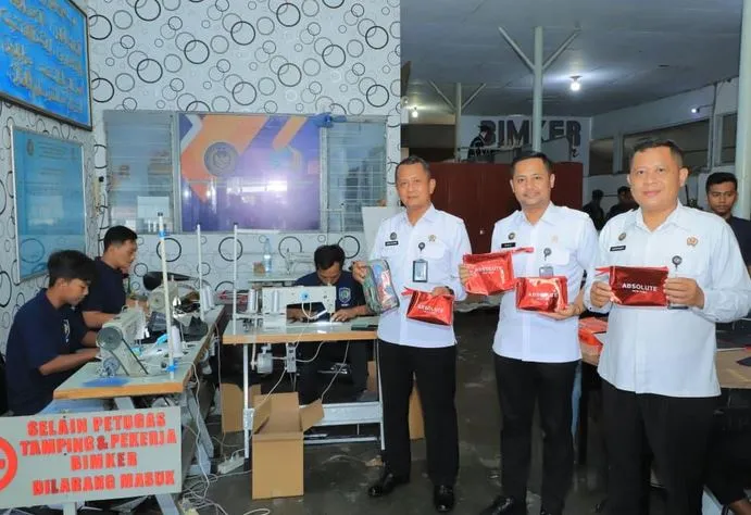 dari-jeruji-besi,-warga-binaan-lapas-blitar-garap-ribuan-yearbook-dan-kalender