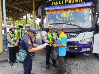 satlantas-polres-gresik-lakukan-ramp-check-dan-edukasi-driver