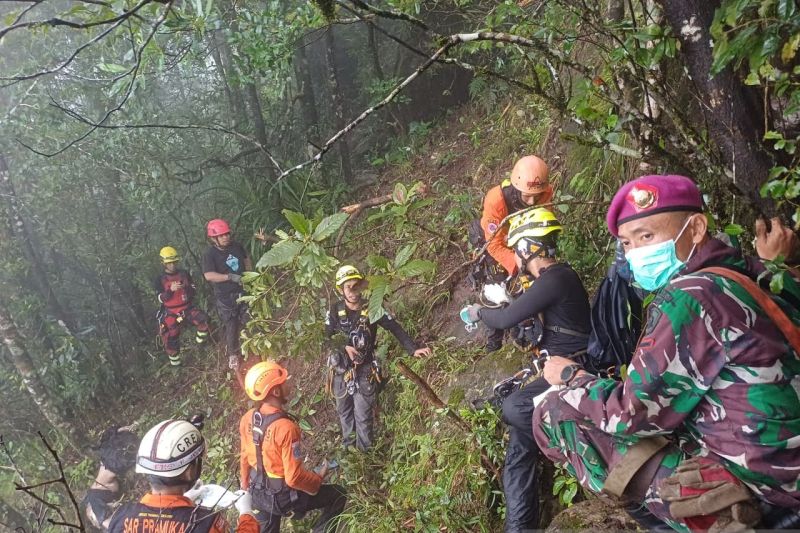 prajurit-marinir-dikerahkan-bantu-proses-evakuasi-pesawat-atr-42-500